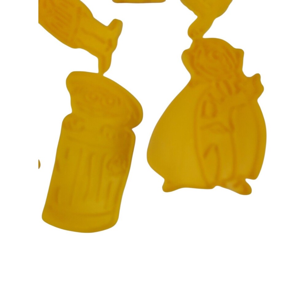 6 Sesame Street Yellow Plastic Cookie Cutters 1970s Oscar Cookie Count Big Bird - Picture 5 of 5